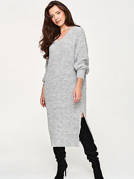 Rochie de zi Makadamia  Rochia supradimensionată tricotată este o alegere perfectă pentru zilele mai reci. Modelul are o croială lejeră, relaxată, care oferă