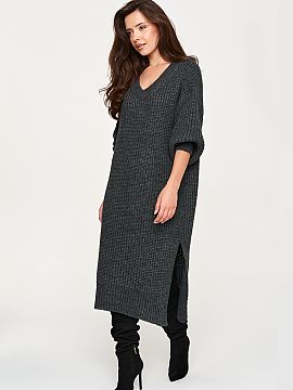 Rochie de zi Makadamia  Rochia supradimensionată tricotată este o alegere excelentă pentru zilele mai reci. Modelul are o croială lejeră și lejeră, care asig