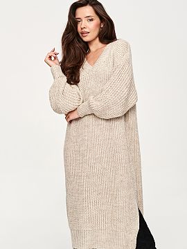 Rochie de zi Makadamia  Rochia supradimensionată din tricot este o alegere perfectă pentru zilele mai reci. Modelul are o croială lejeră și confortabilă, care