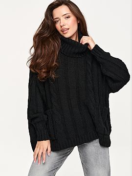 Helancă Makadamia  Pulover damă oversize este o propunere excelentă pentru zilele mai reci. Modelul se remarcă prin gulerul înalt și larg, care îmbrăți