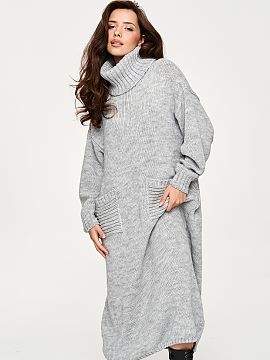 Rochie de zi Makadamia  Rochia oversized de tip pulover se distinge prin croiala sa lejeră și prelungită. Gulerul înalt și moale se așază frumos în jurul g�