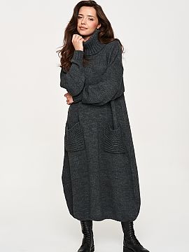 Rochie de zi Makadamia  Rochia de fustă oversized se remarcă prin croiala sa largă și prelungită. Gulerul înalt, moale și așezat lejer îmbrățișează gâ