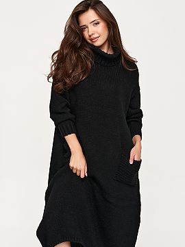 Rochie de zi Makadamia  Rochia pulover oversize se remarcă printr-un croi larg și prelungit. Gulerul înalt, moale se așază ușor în jurul gâtului și proteje