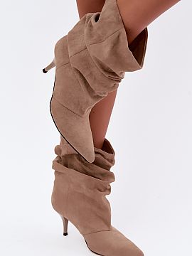 Botine cu toc Step in style  Botinele de damă din piele ecologică se disting prin croiala lor feminină și tija plisată spectaculoasă. Finisajul din piele de căpri