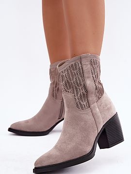 Botine cu toc Step in style  Botinele de damă în stil cowboy sunt o propunere la modă cu un caracter puternic de inspirație western. Decupajele ajurite de pe partea 