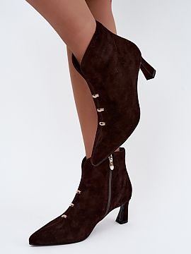 Botine cu toc Step in style  Botinele de dama din piele intoarsa sunt o propunere eleganta pentru femeile care apreciaza modelele elegante imbogatite cu detalii subtile.