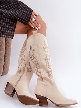 Cizme cu toc Step in style  Cizme cowboy pentru femei din piele ecologică, cu toc sub formă de coloană, sunt o propunere stilată pentru zilele mai reci. Ornamentul 