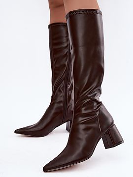 Cizme cu toc Step in style  Cizmele de damă din piele ecologică sunt o propunere elegantă cu un design feminin și zvelt. Tija se așează frumos pe picior, iar vâr