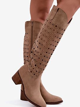 Cizme cu toc Step in style  Cizmele de damă de la marca Jezzi, realizate din piele eco, sunt un model elegant ce se remarcă prin finisajul său perforat. Decupajele c