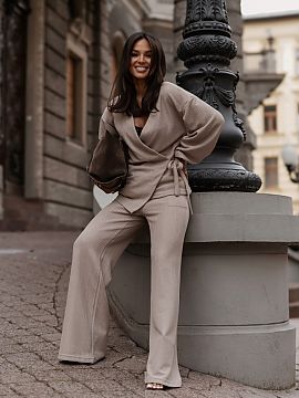 Completă LaBalancia  Setul SIENNA în culoarea bej este o propunere elegantă și confortabilă pentru femeile care apreciază ținutele elegante și confortul z