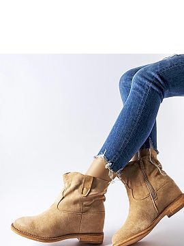 Botine cu talpă tip pană Solea  Botinele care ajung până la gleznă au vârful rotund, ceea ce le conferă un aspect elegant. În plus, au un fermoar pe lateral, care fac