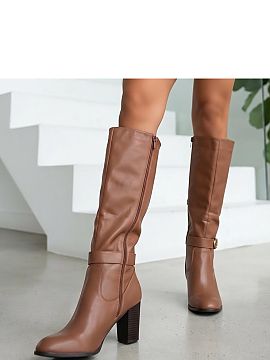 Cizme cu toc Solea  Cizmele cu catarama decorativa sunt un model elegant realizat din piele ecologica, care completeaza perfect tinutele feminine. Varful in for
