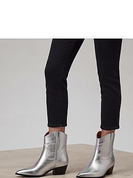 Botine cu toc Solea  Botinele pentru femei în stil cowboy sunt o propunere universală pentru iubitoarele de accesorii moderne și atemporale. Realizate din pie