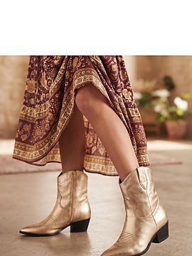 Botine cu toc Solea  Botinele de damă în stil de cowgirl sunt o propunere universală pentru iubitoarele de accesorii moderne și atemporale. Realizate din pie