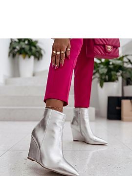 Botine cu talpă tip pană Solea  Botinele pentru femei din piele ecologică sunt o propunere stylish pentru zilele mai reci. Croiala clasică cu vârful ascuțit conferă î
