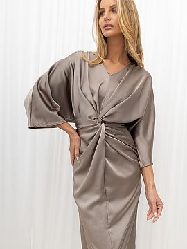 Rochie de seară Rue Paris  Rochie elegantă din satin artificial este o alegere perfectă pentru petreceri, ceremonii și ocazii speciale. Materialul neted, ușor luci