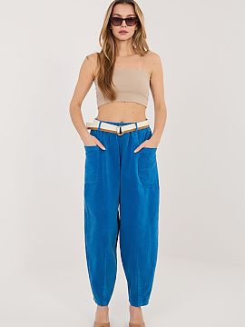 Pantaloni din catifea Rue Paris  Pantaloni eleganți de damă din catifea cotelată sunt o propunere excelentă pentru stilizările casual de zi cu zi. Croiala tip morcov se