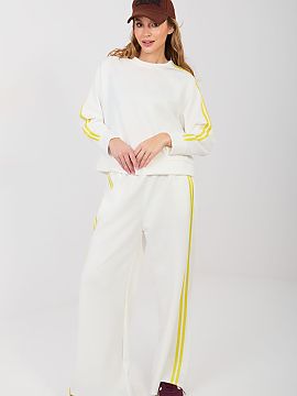 Completă Rue Paris  Setul sport pentru femei format dintr-o bluză și pantaloni este o propunere confortabilă pentru ziua de zi. Materialul neted cu adaos de 