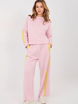 Completă Rue Paris  Compleu dama din trening format din bluză și pantaloni este o propunere confortabilă pentru ziua de zi. Materialul neted cu adaos de visc