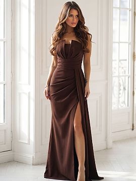 Rochie lungă Bicotone  Rochie de seară fascinantă în nuanța ciocolatei, închisă cu fermoar acoperit. Corsajul modern cu pliuri spectaculoase la decolteu pune
