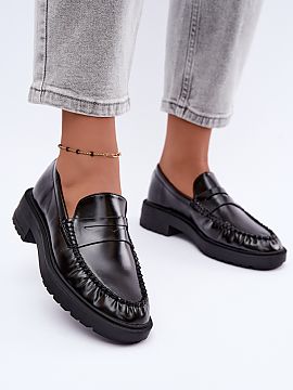 Mocasini Step in style  Mocasini damă din piele ecologică netedă sunt un model elegant cu un caracter clasic și atemporal. Finisajul simplu le conferă un aspec