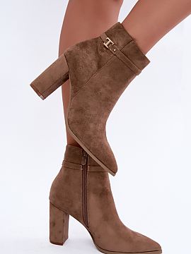 Botine cu toc Step in style  Botinele pentru femei din piele ecologică sunt o propunere excelentă pentru sezonul toamnă-iarnă. Modelul este plasat pe un toc de tip c