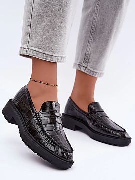 Mocasini Step in style  Mocasini pentru femei cu model imitând pielea de crocodil sunt un model elegant cu un caracter distinctiv. Textura decorativă atrage aten�