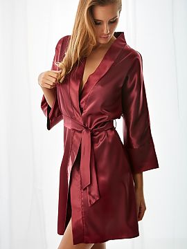 Halat de casă Kalimo  Confecționată din satin fluid, croiala confortabilă este un must-have în garderoba unei femei elegante și va funcționa în orice situa
