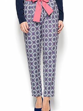 Pantaloni de damă Katrus   - pantaloni clasici
 - picioare conice în partea de jos
 - buzunare laterale
 - cravată frumoasă și colorată la talie
 - pantaloni