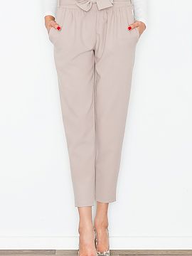 Pantaloni de damă Figl  Pantaloni pentru femei cu pliu decorativ în talie și cu o eșarfă de legat. Buzunare glisante pe laterale. Pantaloni cu fermoar.