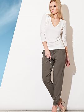 Pantaloni de damă Figl  Pantaloni originali, foarte impresionanți, confecționați din materiale de cea mai bună calitate. Modelul are picioarele conice și o cro