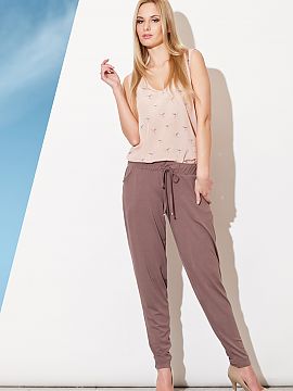 Pantaloni de damă Figl  Pantaloni originali, foarte impresionanți, confecționați din materiale de cea mai bună calitate. Modelul are picioarele conice și o cro