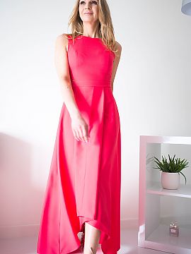 Rochie elegantă Jersa  O rochie simplă, dar elegantă, cu fermoar la spate. Rochie pe o căptușeală, cu partea de sus ajustată, tăiată în talie. O rochie de