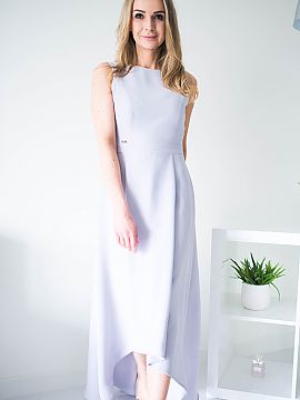 Rochie elegantă Jersa  O rochie simplă, dar elegantă, cu fermoar la spate. Rochie pe o căptușeală, cu partea de sus ajustată, tăiată în talie. O rochie de