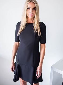 Rochie marime plus Jersa  Rochie cu un top ajustat, cu un volan decorativ în partea de jos. Rochie cu mâneci până la cot. Rochia are o închidere cu fermoar.

