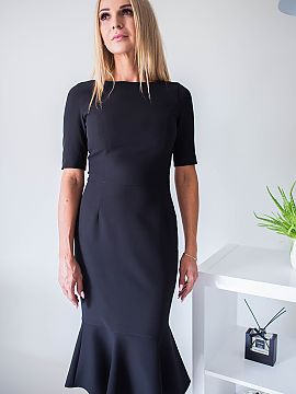 Rochie elegantă Jersa  Rochie ajustată cu fermoar decorativ. Rochie cu mâneci până la cot și un volan decorativ. Ideal pentru multe ocazii.

