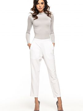 Pantaloni de damă Tessita  Sugestia noastră pentru pantaloni tip țigară cu buzunare. Pantaloni cu pliuri decorative în partea din față, picior ușor conic și o 