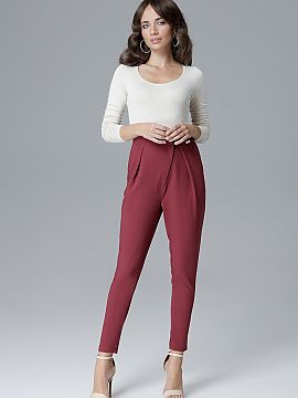 Pantaloni de damă Lenitif  Pantaloni eleganți, cu croială lejeră, terminați cu pliuri impresionante. Modelul evidențiază perfect talia.
