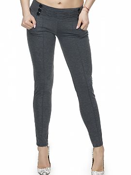 Pantaloni lungi PeeKaBoo  Pantaloni ajustați cu nasturi decorativi. O alegere perfectă pentru multe ocazii. Pantaloni cu buzunare glisante.
