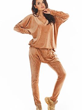 Pantaloni de trening awama  Pantaloni cu croială redusă, picioare drepte, fără cordon la capăt. Fabricat din catifea foarte frumoasă și caldă. Disponibil în 4 