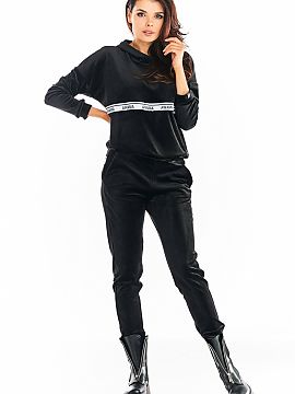 Pantaloni de trening awama  Pantaloni cu buzunare în față, confecționați din catifea plăcută și caldă. Au o talie elastică și picioare ușor conice, datorit�