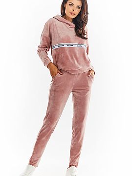 Pantaloni de trening awama  Pantaloni cu buzunare în față, confecționați din catifea plăcută și caldă. Au o talie elastică și picioare ușor conice, datorit�