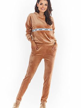 Pantaloni de trening awama  Pantaloni cu buzunare în față, confecționați din catifea plăcută și caldă. Au o talie elastică și picioare ușor conice, datorit�