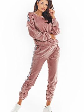Pantaloni de trening awama  Pantaloni din velur cu cordon la picioare și buzunare frontale. Bandă decorativă cu logo-ul mărcii noastre. Trebuie să aibă în acest 