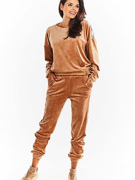 Pantaloni de trening awama  Pantaloni din velur cu cordon la picioare și buzunare frontale. Bandă decorativă cu logo-ul mărcii noastre. Trebuie să aibă în acest 