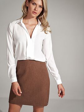 Fustă scurtă Figl  Fustă mini trapez maro, cu dantele în față și la spate, fără buzunare, încheiată la spate cu un fermoar acoperit, fără căptușea