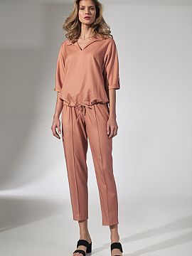 Pantaloni de damă Figl  Pantaloni portocalii cu margine cusută. Bandă elastică reglabilă în talie, cravată decorativă în față. Picioarele sunt ușor conic