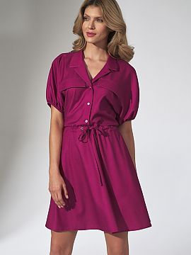 Rochie de zi Figl  Rochie mini kimono fucsia cu guler. Petice decorative la linia bustului, închidere cu 3 nasturi, cordon în talie. Mâneci finisate cu band
