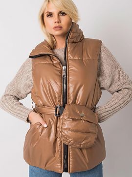 Vestă Ex Moda  Vesta maro, căptușită cu puf, cu fermoar. Vestă cu buzunare, curea inclusă.

