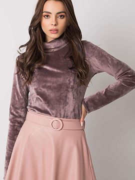 Helancă Lakerta  Guler turtleneck din catifea bej, cu croială dreaptă și mâneci lungi. Perfect pentru multe ocazii.